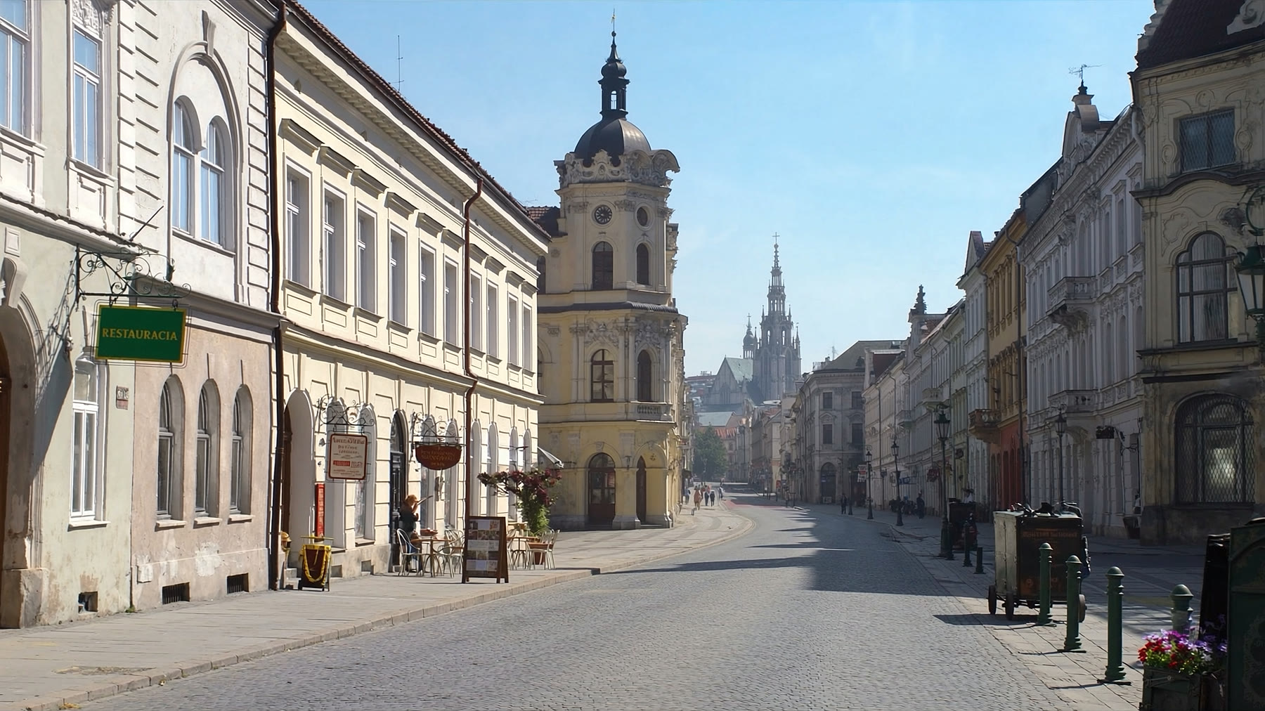 Historická pešia ulica slovenského mesta s katedrálou v pozadí
